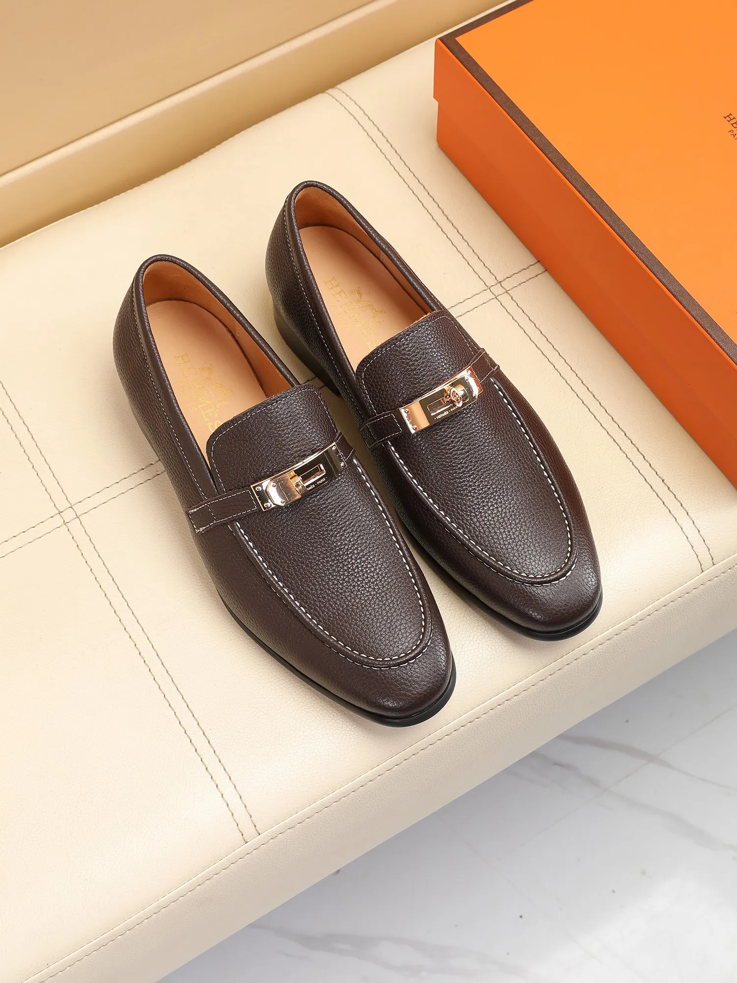 Factory price 440💶[HERMES] (cowhide lining)🍀Italian top luxury🍀He does not pursue novel styles and gorgeous colors, but attracts the favor of successful men with his flawless, elegant and classic style! This very, very comfortable, simple and stable style makes it easy to match any style! The pattern is absolutely 1:1 refined from the original case, and we strive for excellence in materials, imported cowhide + cowhide lining💪💪💪extraordinary texture👍! .Code number: 39 to 44 (38.4546 customized)
